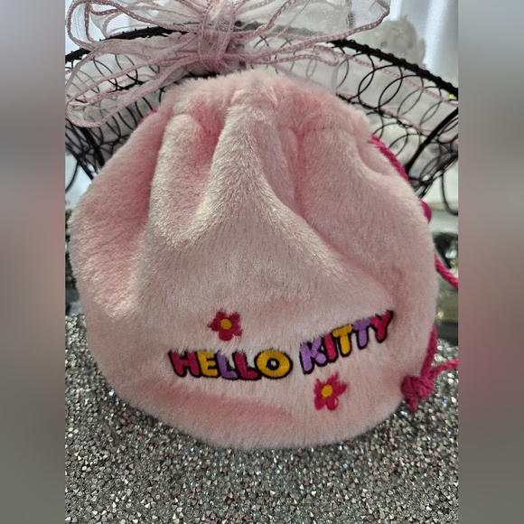 2012 Sanrio Hello Kitty PINK Faux Fur Furry Drawstring Bag Purse Satchel NEW - Picture 2 of 9